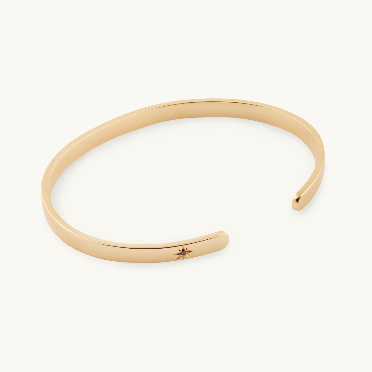 Stelt armband i guldfrgylld mssing med svart diamant
