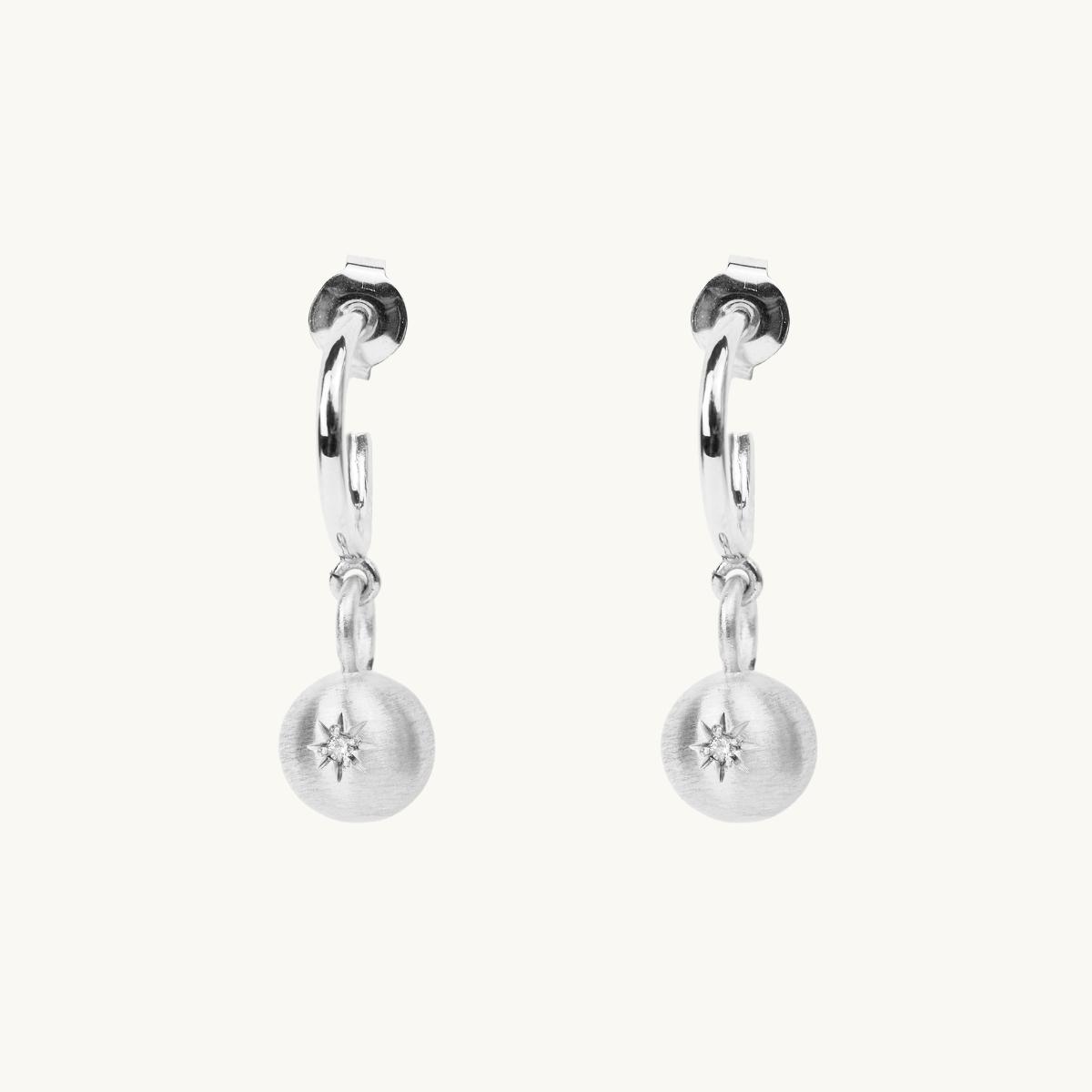 SPARKLING GLOBE EARRINGS SILVER i gruppen SALE hos EMMA ISRAELSSON (ear118)