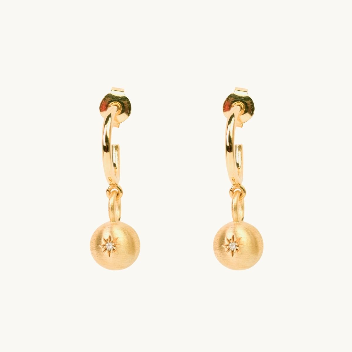 SPARKLING GLOBE EARRINGS GOLD i gruppen SALE hos EMMA ISRAELSSON (ear119)