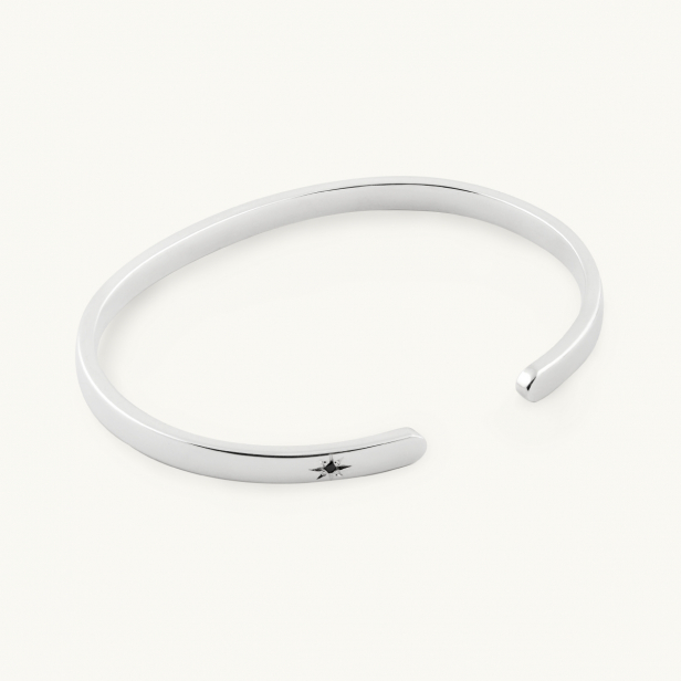 Stelt silverarmband med en svart diamant