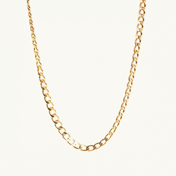 Tidlöst guldhalsband med polerade curb-länkar – unisexdesign från Emma Israelsson.