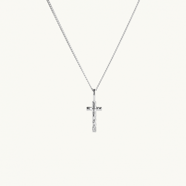 Ett silverkors med en ojämn yta
