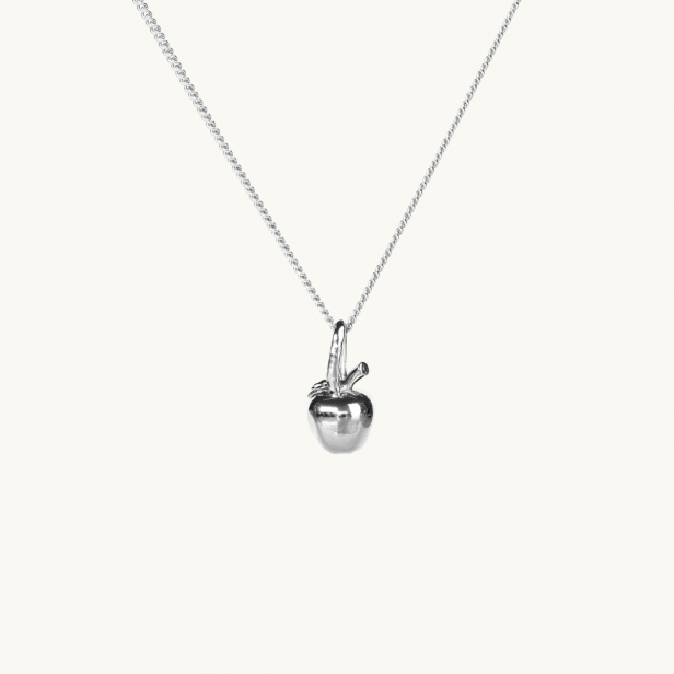 Ett silverhalsband med en berlock i form av ett äpple, med kvist och blad