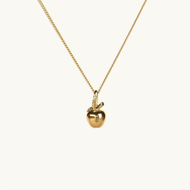 Ett guldhalsband med en berlock i form av ett äpple, med kvist och blad