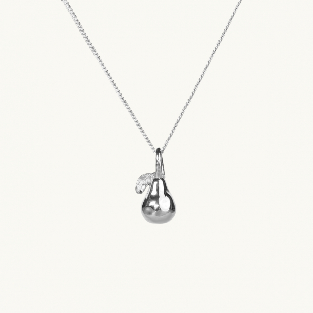 Ett silverhalsband med en berlock i form av ett päron