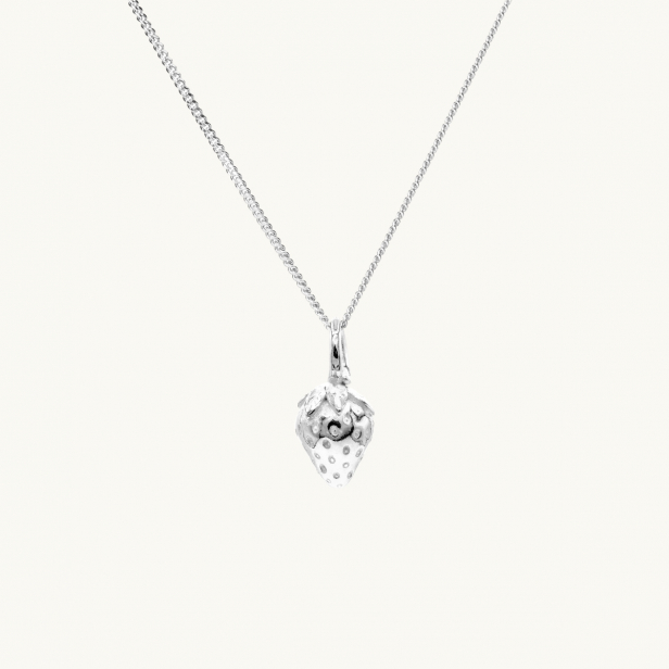 Ett silverhalsband med en berlock i form av en jordgubbe
