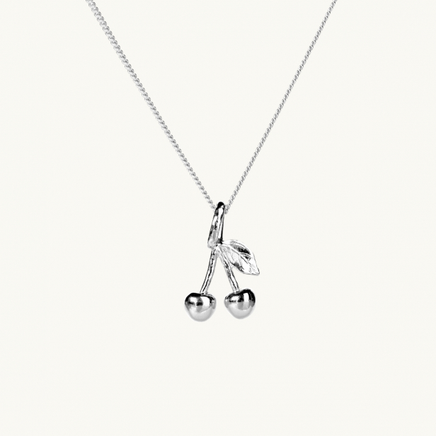 Ett silverhalsband med en berlock i form av två körsbär, med ett blad
