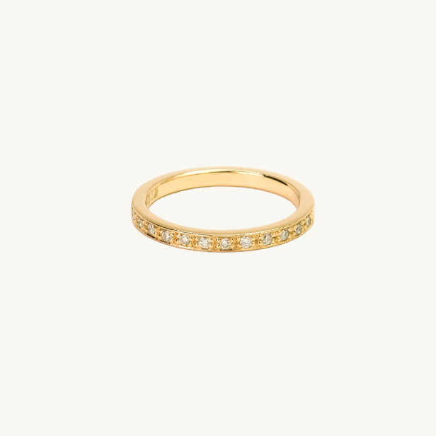 Ring i 18K guld med tolv vita diamanter