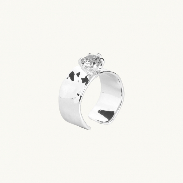 en bred silverring med sten