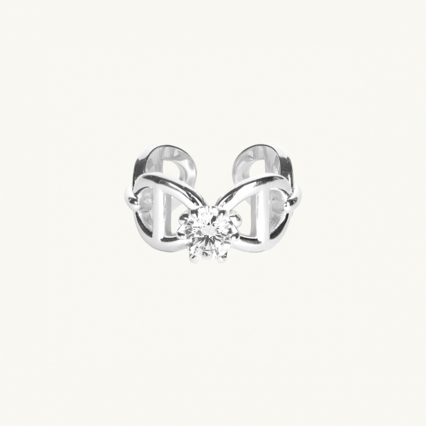 En silverring med ankarmönster med en vit diamant