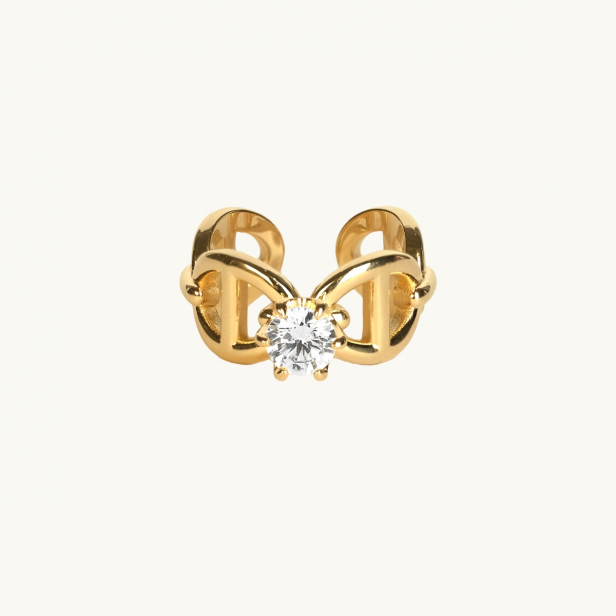 En guldring med ankarmönster och en vit diamant