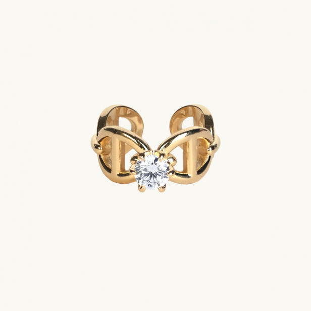 En guldring med ankarmönster och en vit diamant