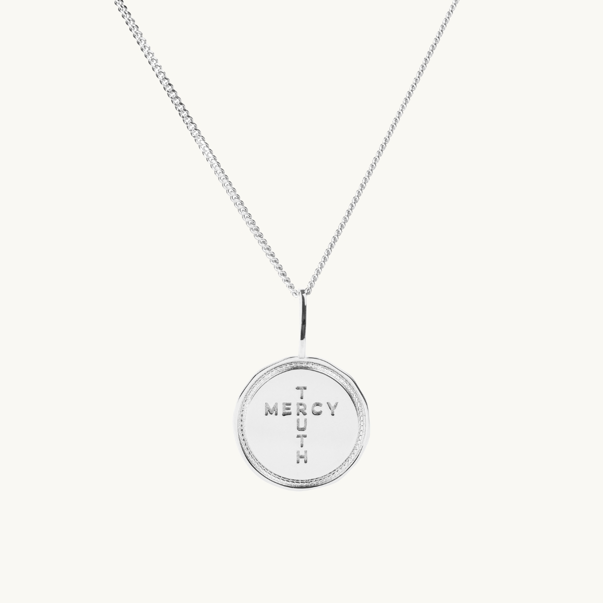 Ett mynt i sterling silver med graveringen Truth Mercy
