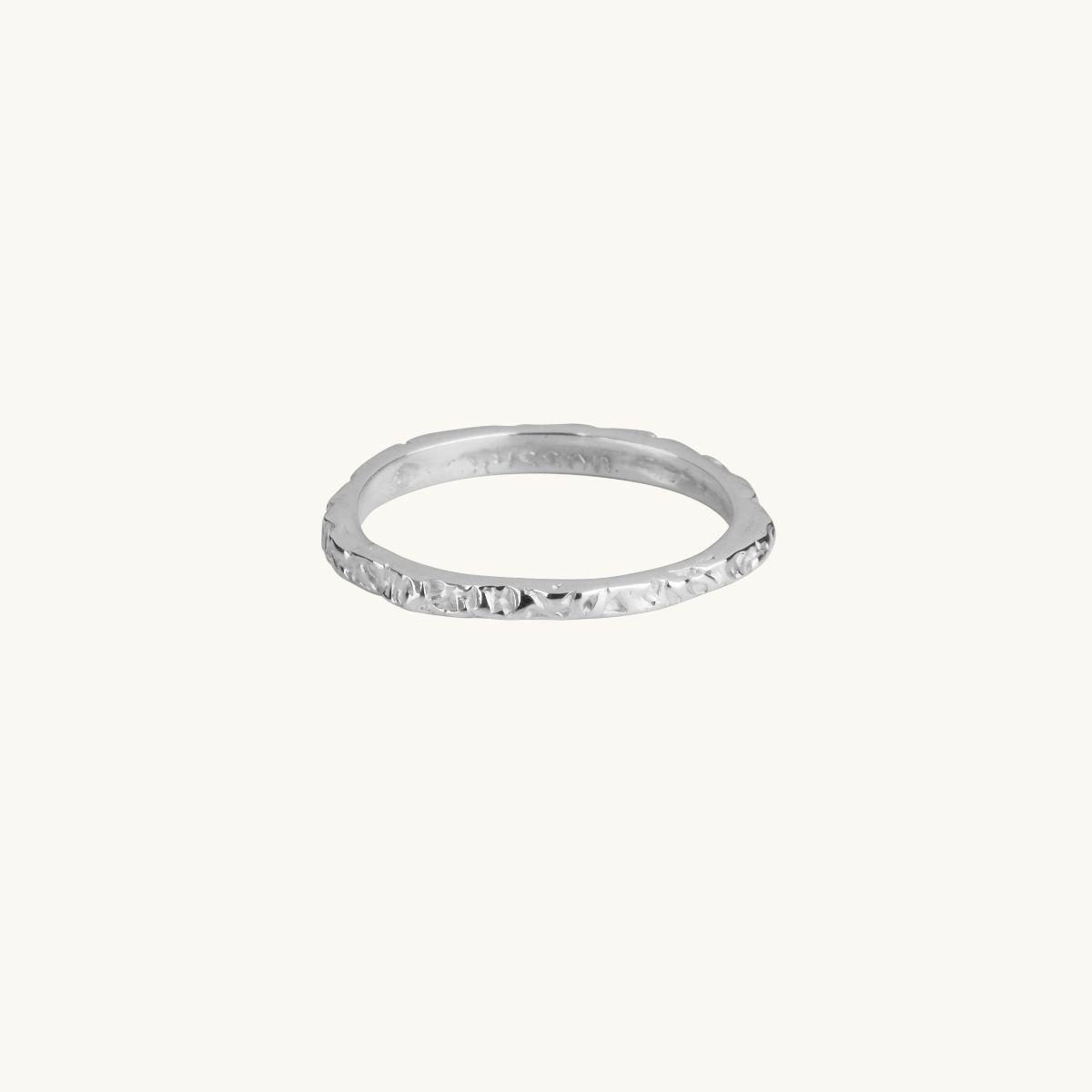 Tunn skrovlig ring i sterling silver