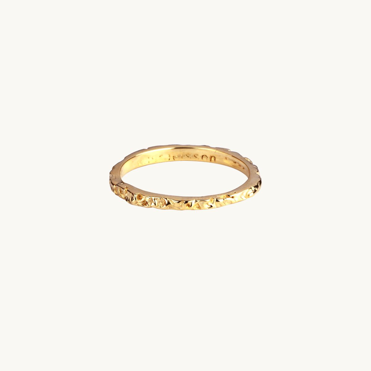 Tunn skrovlig ring i guldfrgylld mssing