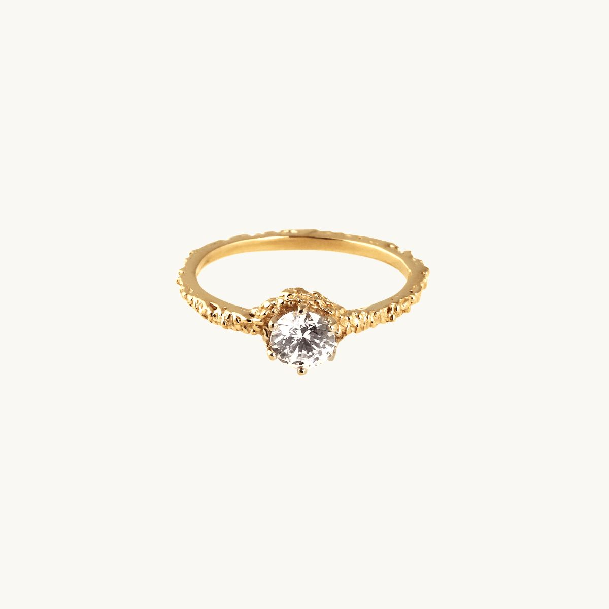 Mnstrad ring i guldfrgylld mssing med vit diamant