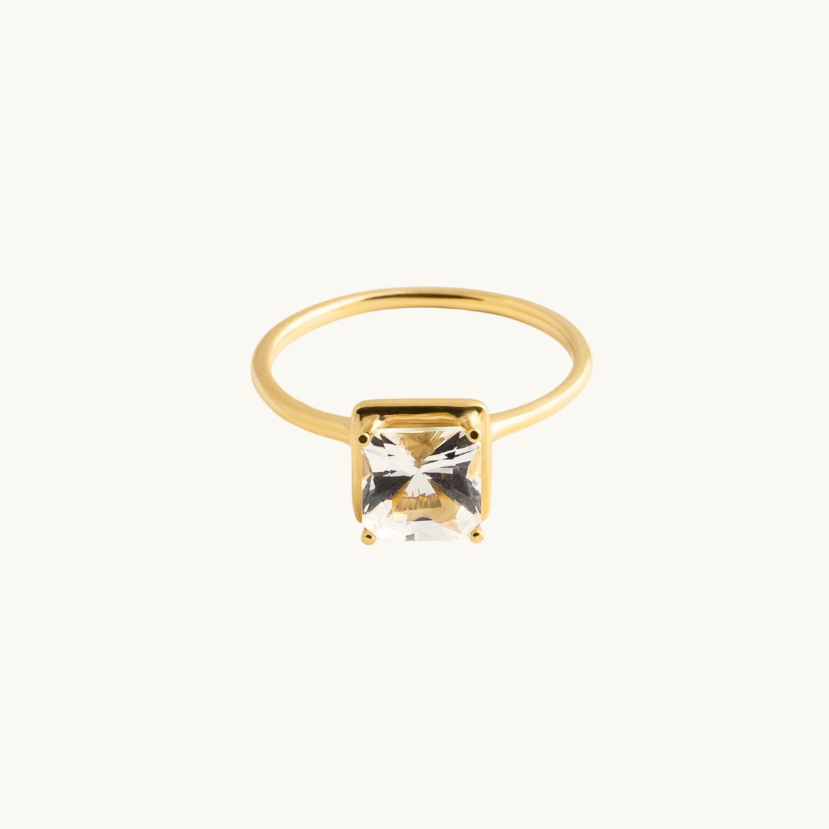 18K guld ring med en fyrkantig vit sten, topas