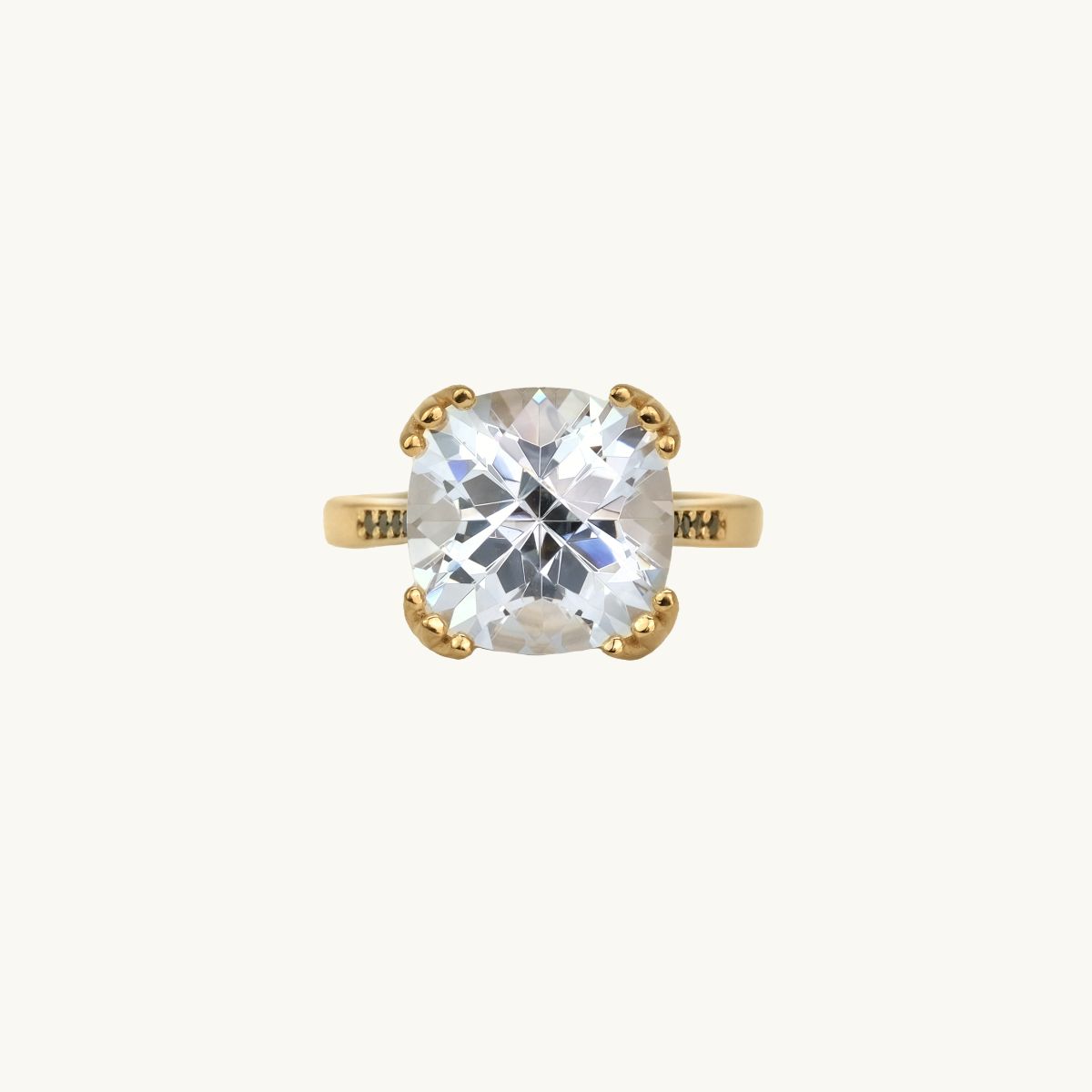 Guldfrgylld ring med stor cz-sten och svarta diamanter