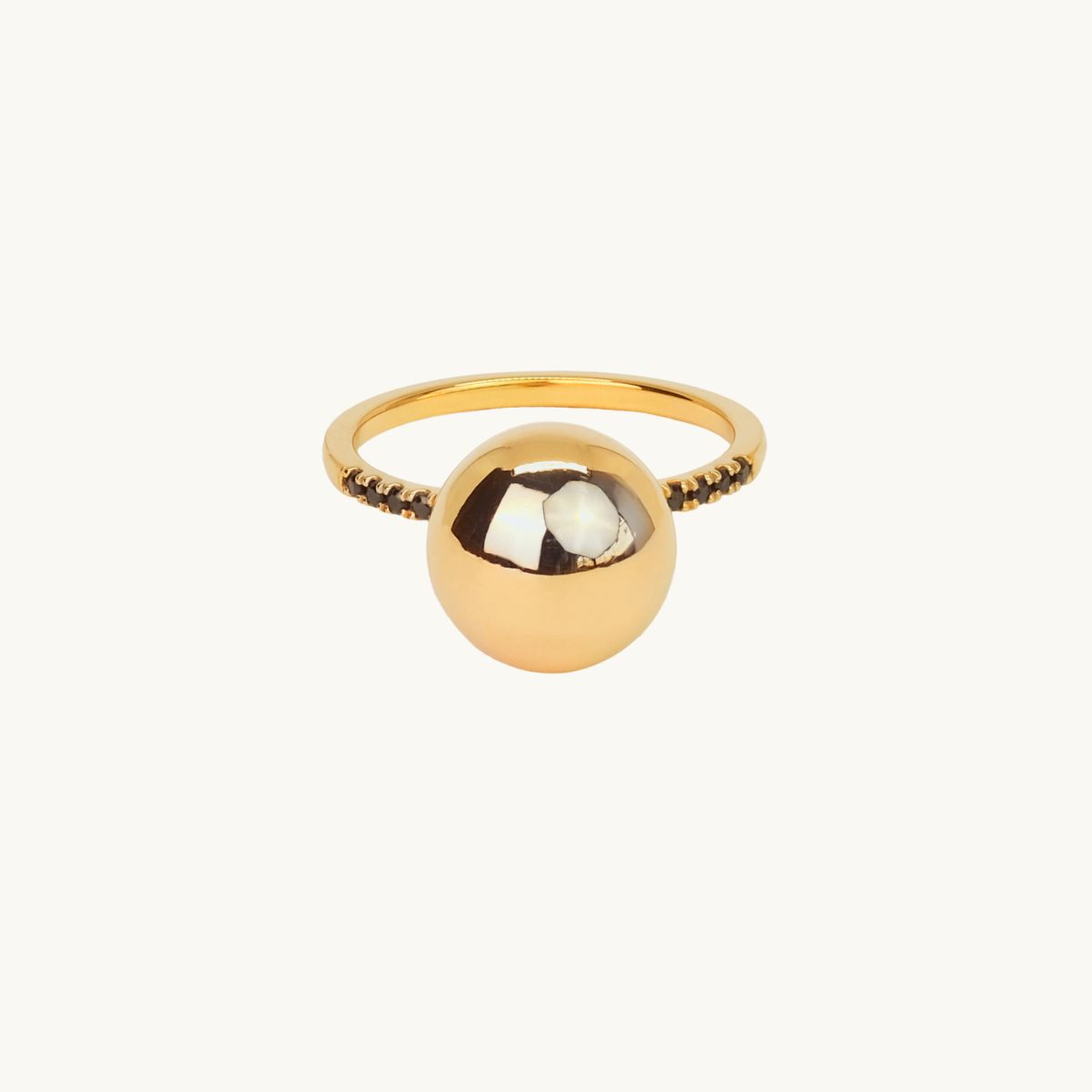 Globe ring i guldfrgylld mssing med svarta cz-stenar