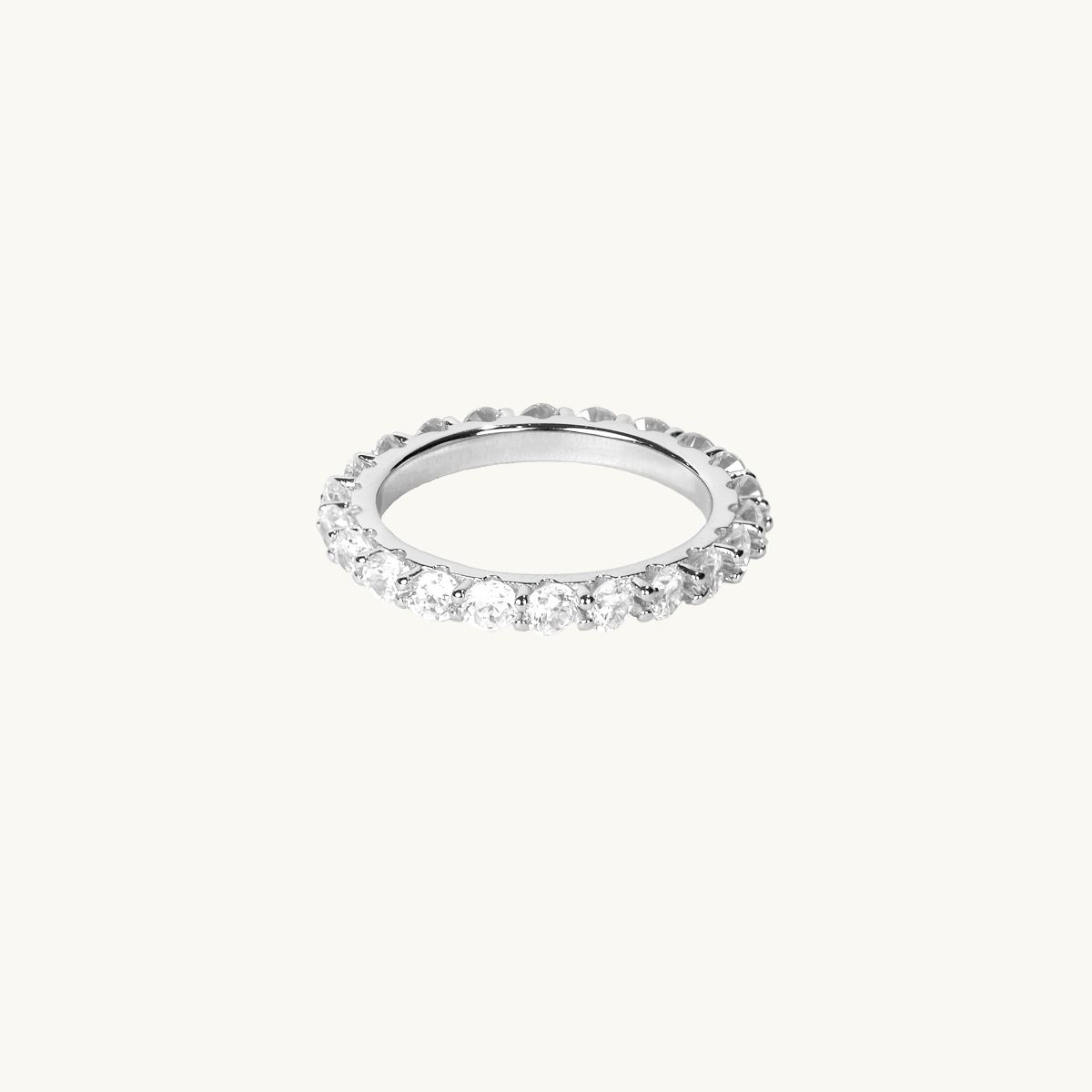 Silverring med stenar runt om