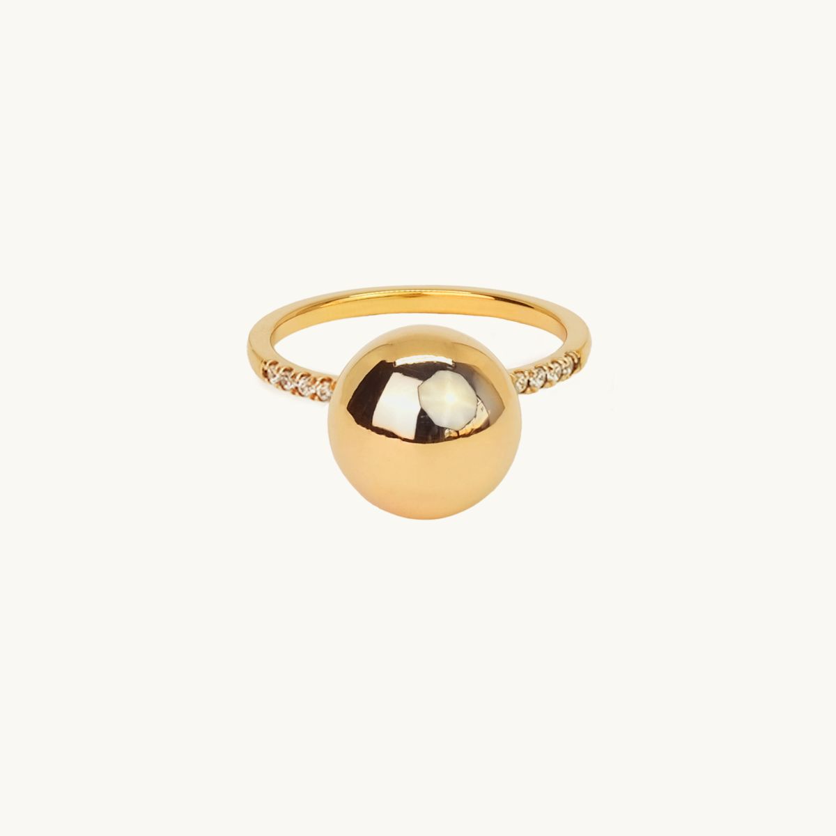 Guldring med en stor glob och vita diamanter 