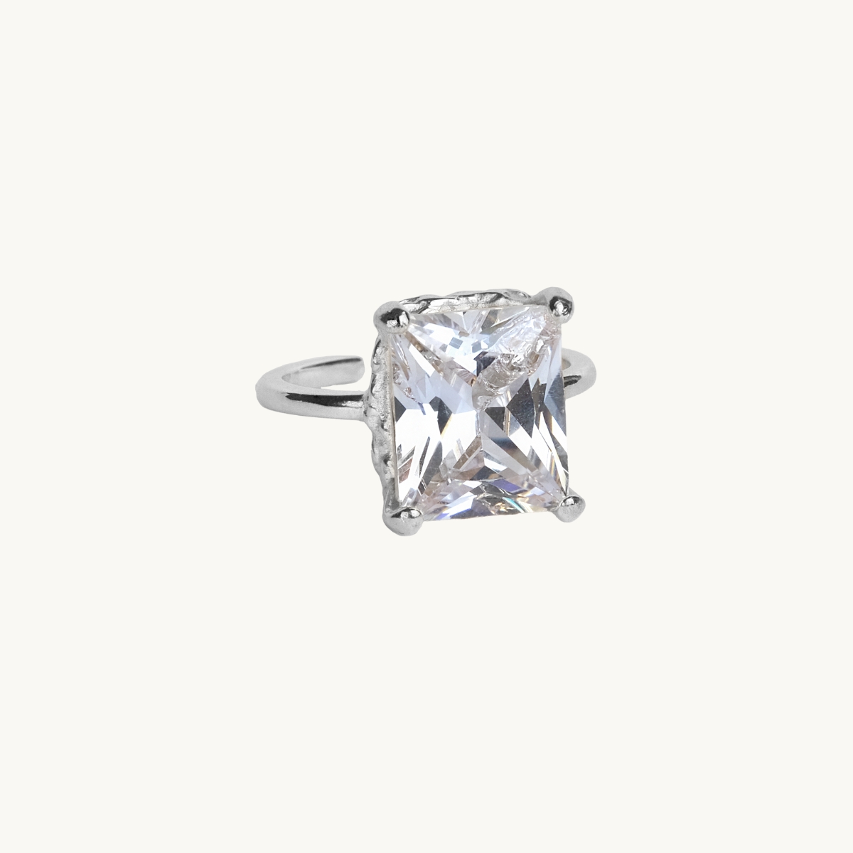 En ring i silver med en stor vit diamant