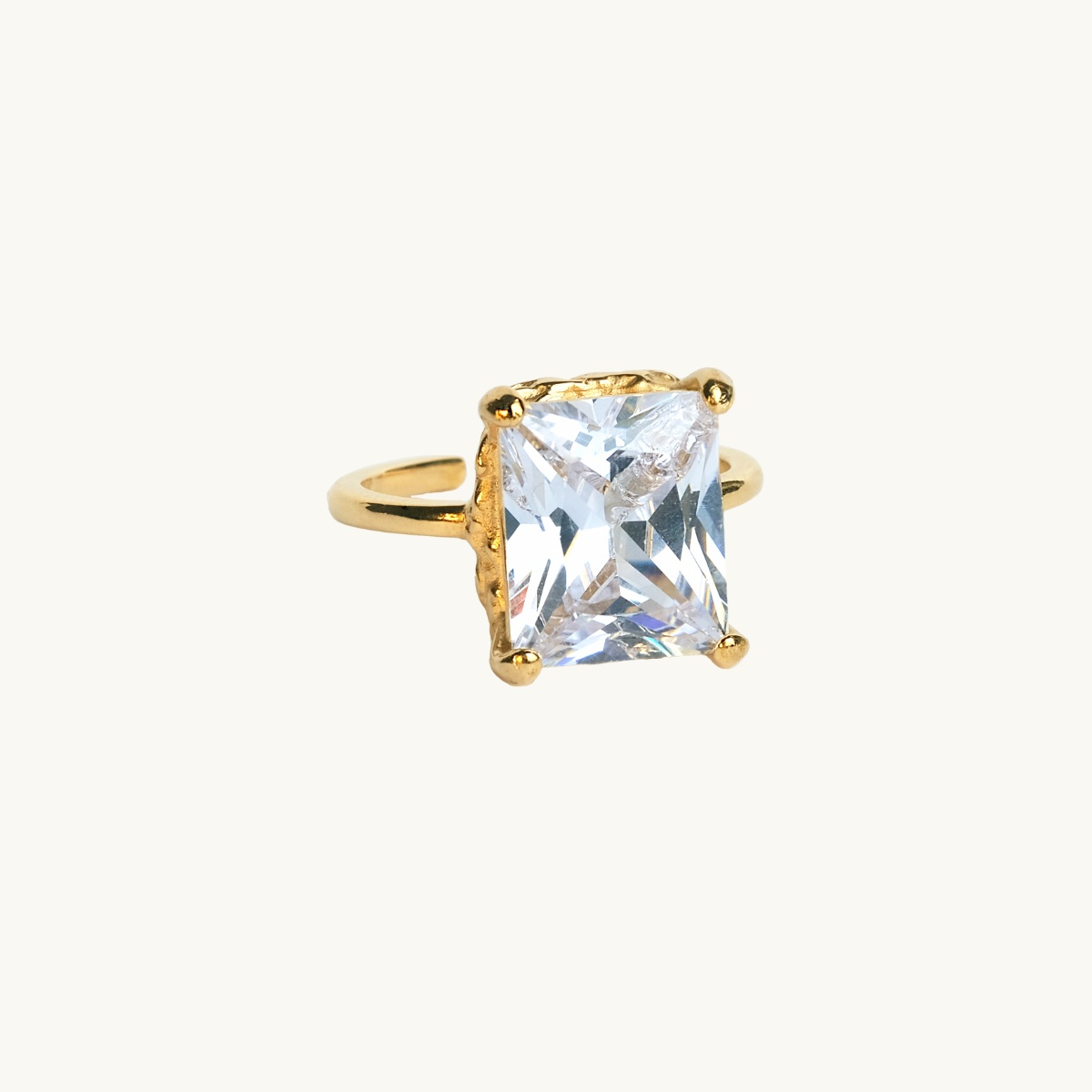 En ring i guld med en stor vit diamant