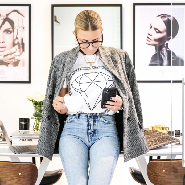 Vit diamant t-shirt p modell med gr kavaj