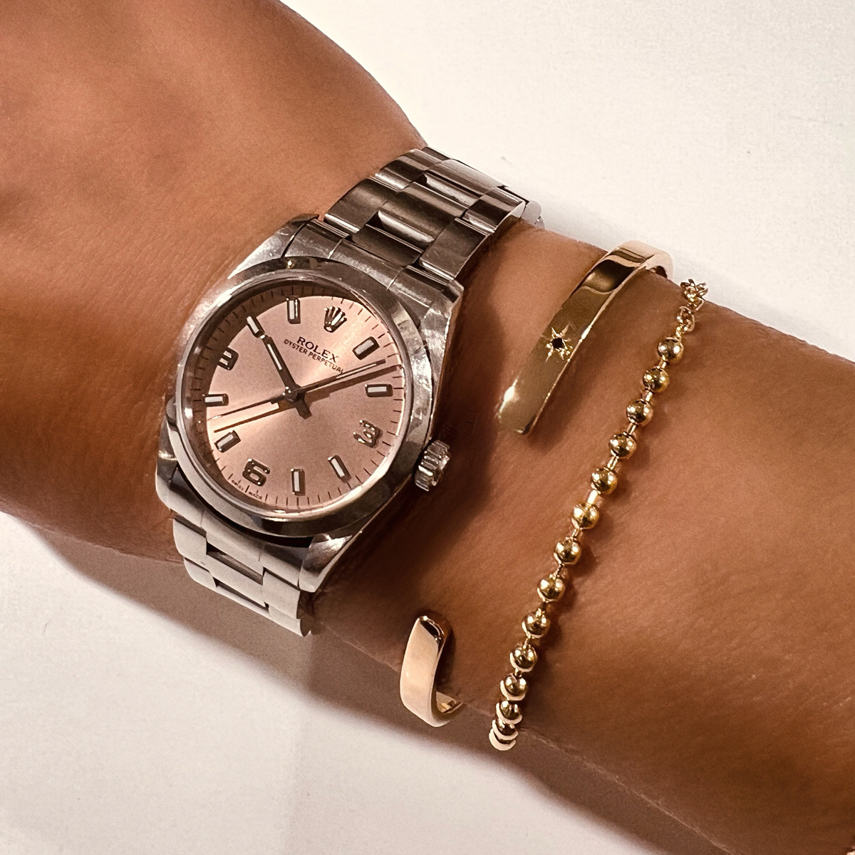 Stelt armband i 18K guld med svart diamant i stjärninfattning