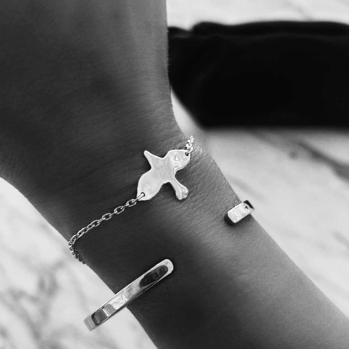 en ojämn duva i armband