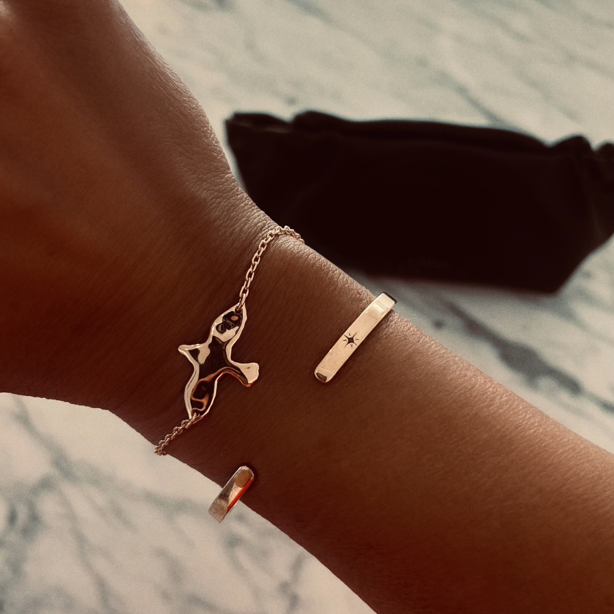 ojämn duva på ett armband i guld