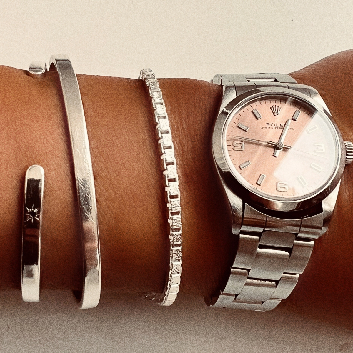 Silverarmband med kvadratiska boxar som är länkade i varandra