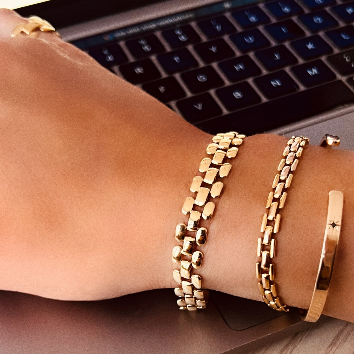 Guldarmband med små rektangulära länkar