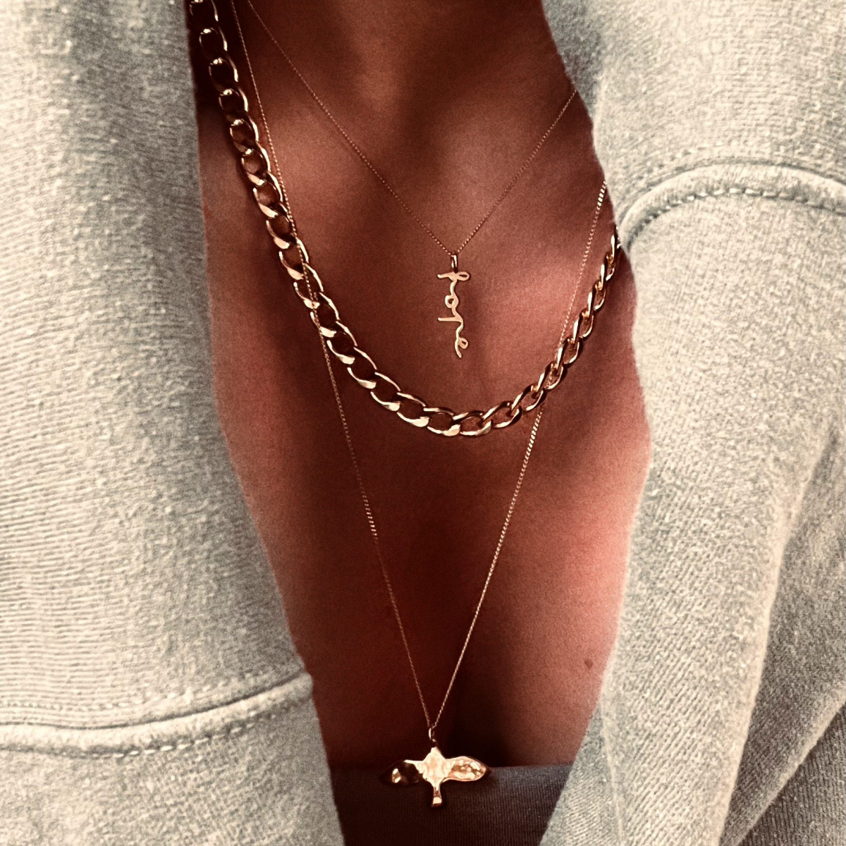 Tidlöst guldhalsband med polerade curb-länkar – unisexdesign från Emma Israelsson.