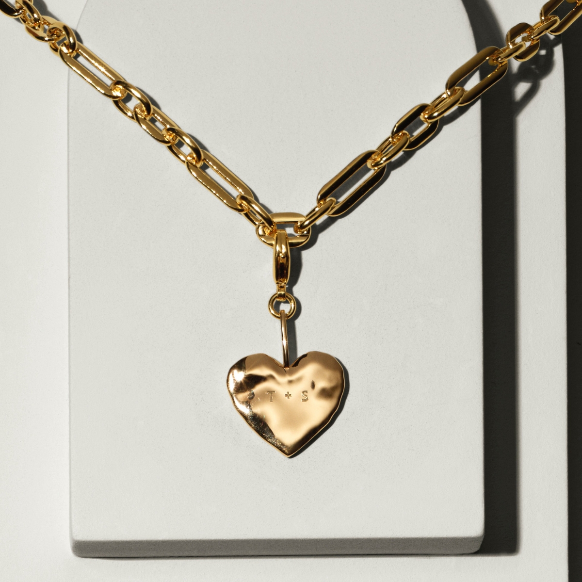 Berlock i form av ett hjärta i silver med namninskription