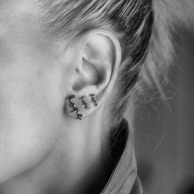 silverörhänge med ordet "hope"