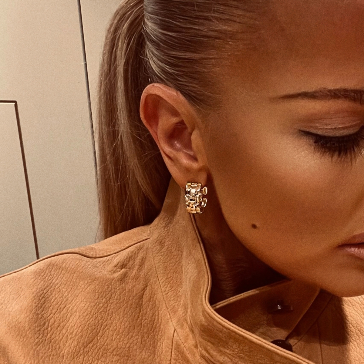 Guldiga hoops med små rektangulära länkar