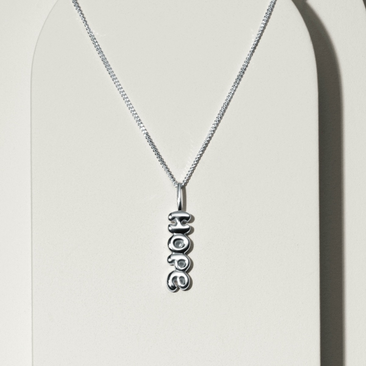 Hopehalsband i sterlingsilver med tjockare bokstäver
