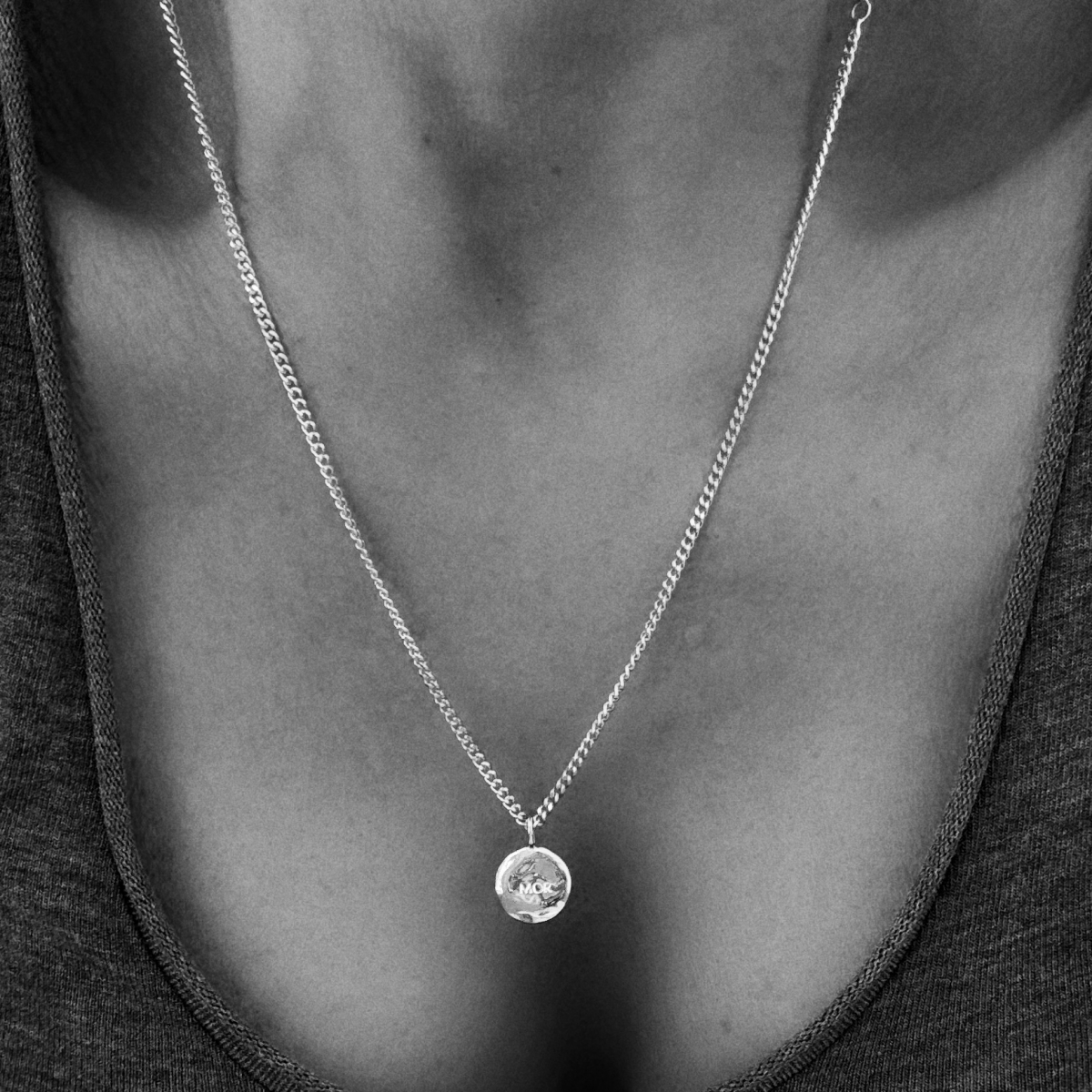 Mynt med ojämn yta i silver med graveringen MOR