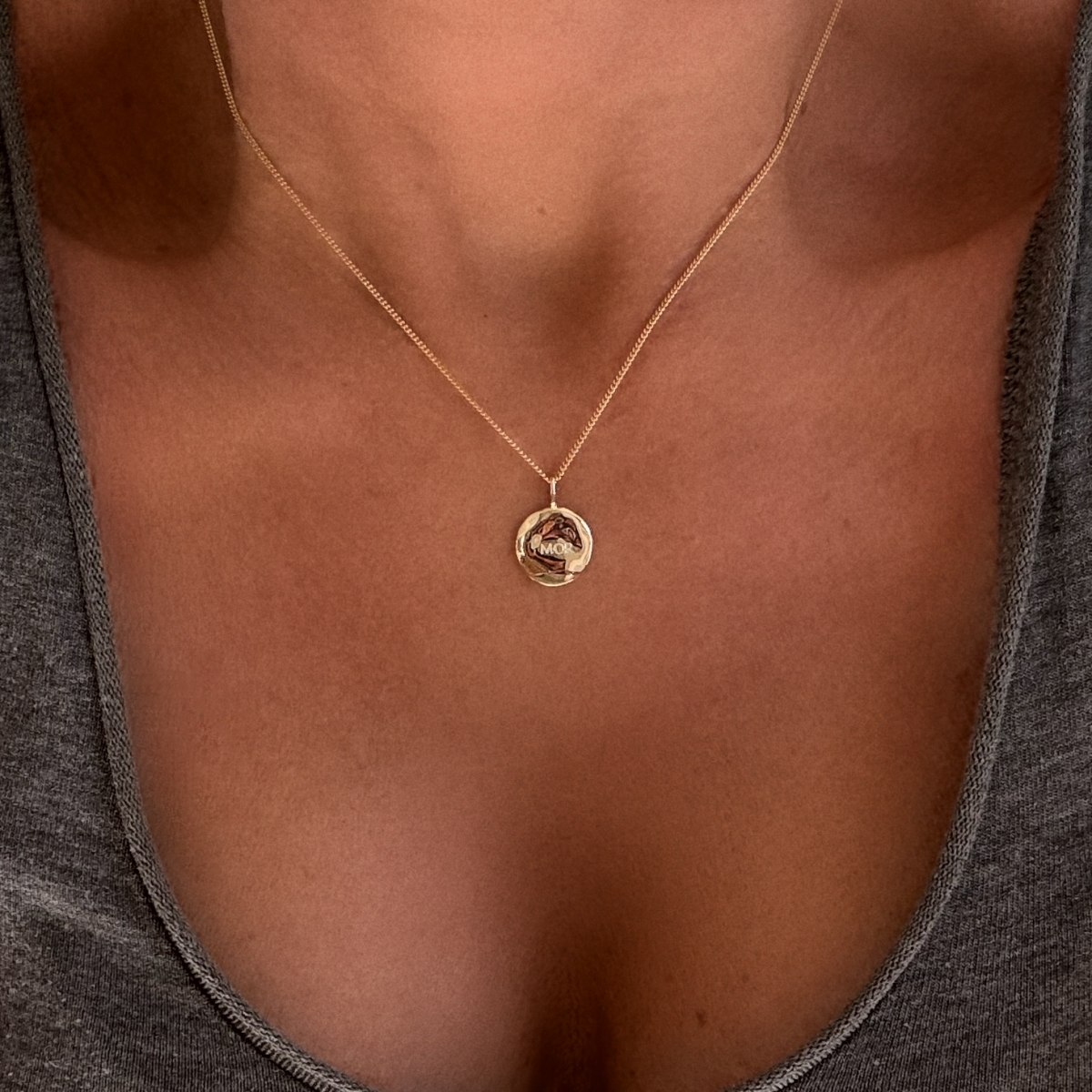 Mynt med ojämn yta i guld med graveringen MOR