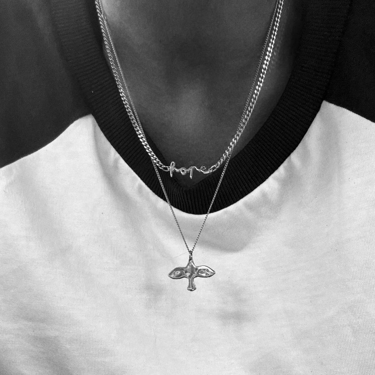 Silverhalsband med hope som berlock
