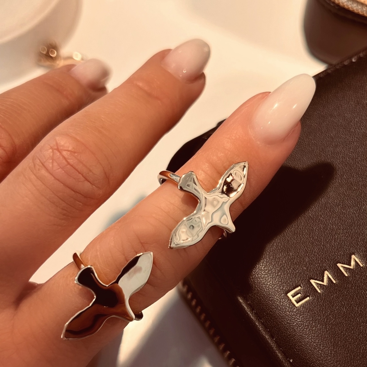 Justerbar duvring med ojämn yta i sterlingsilver