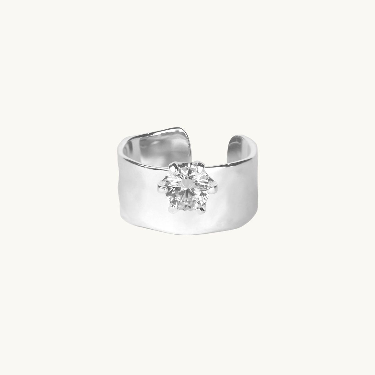 en bred silverring med sten