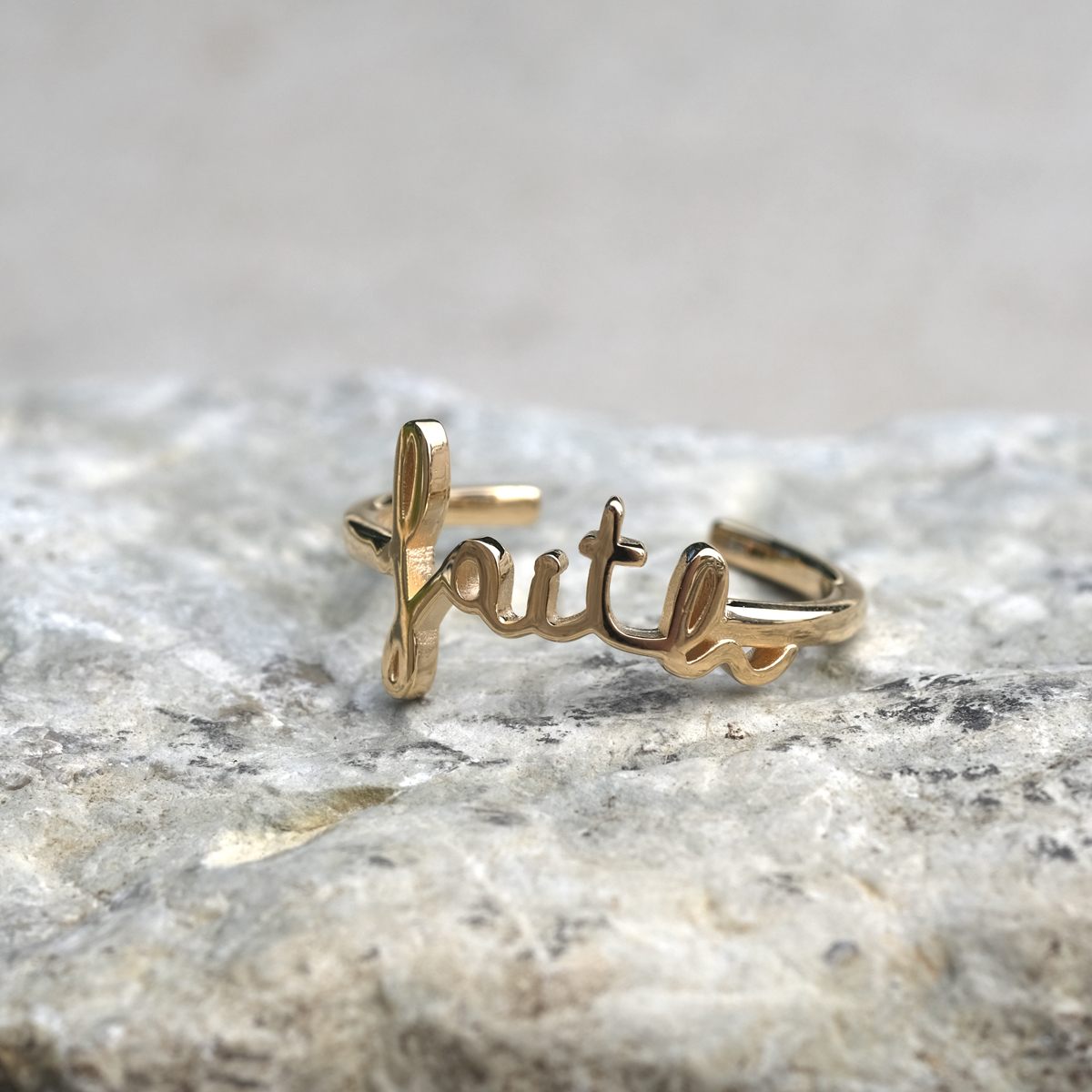 Ring i guld med ordet faith