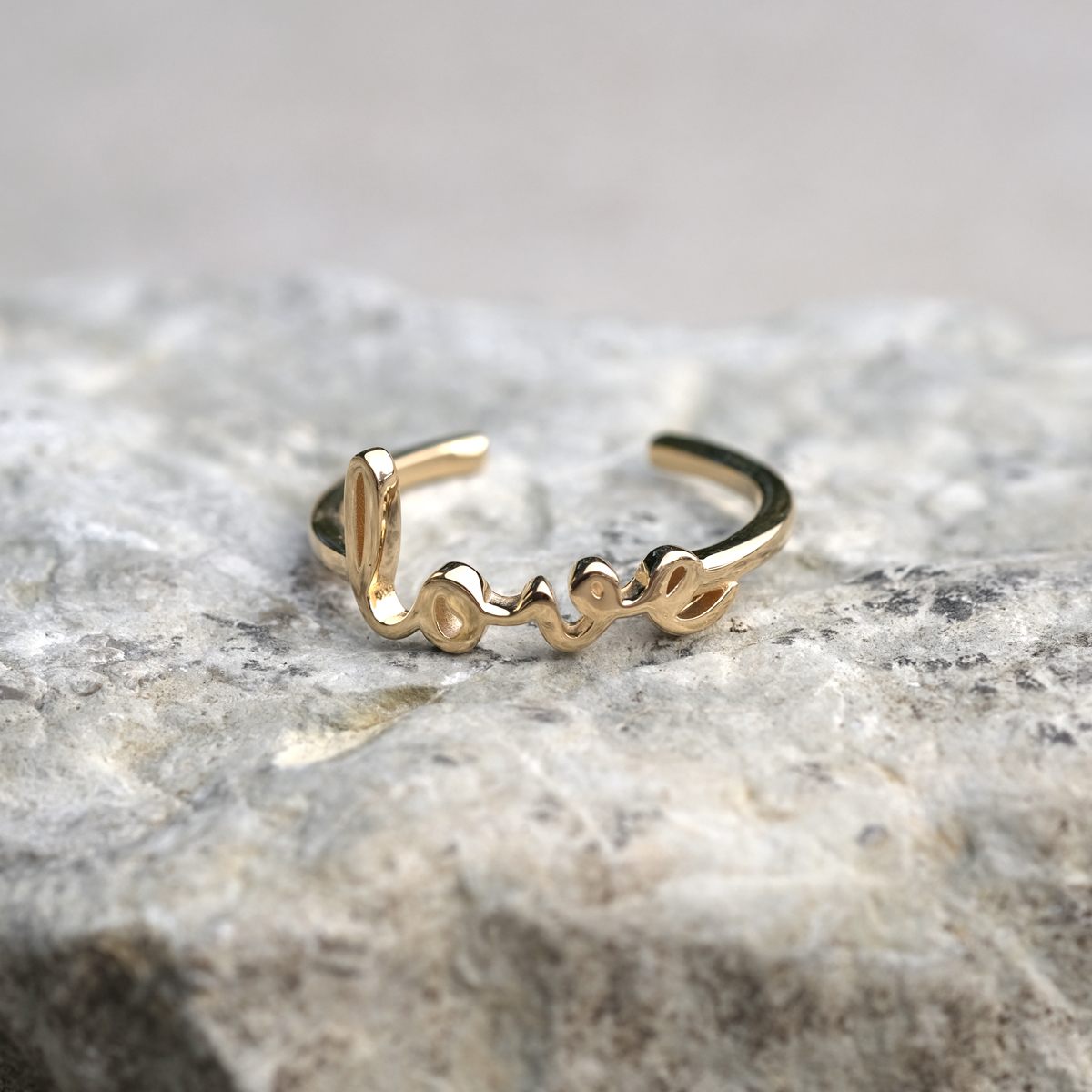 Ring i guld med ordet love