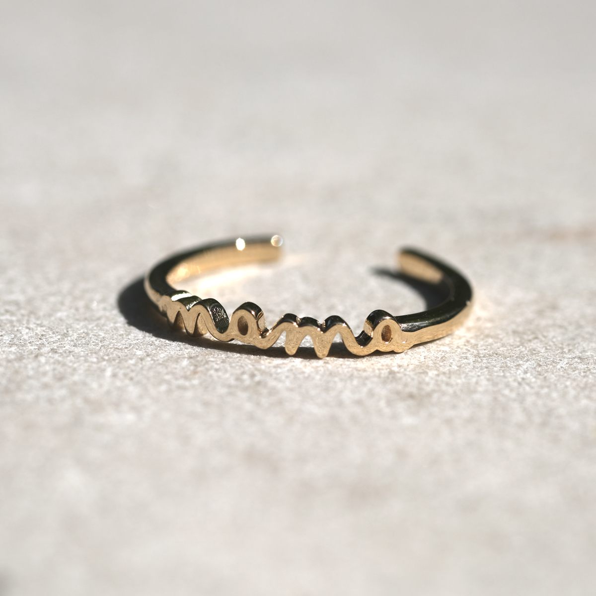 Ring i guld med ordet mama
