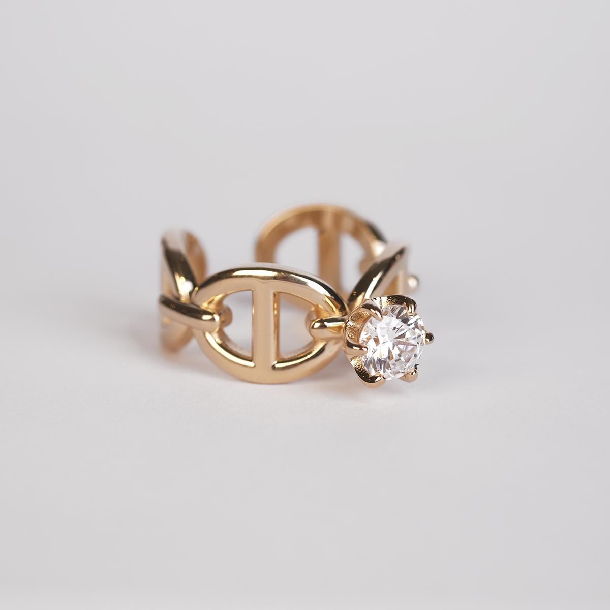 En silverring med ankarmönster med en vit diamant