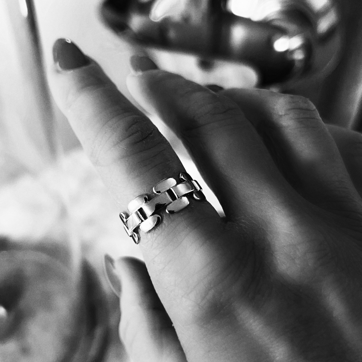 Silverring med små rektangulära länkar