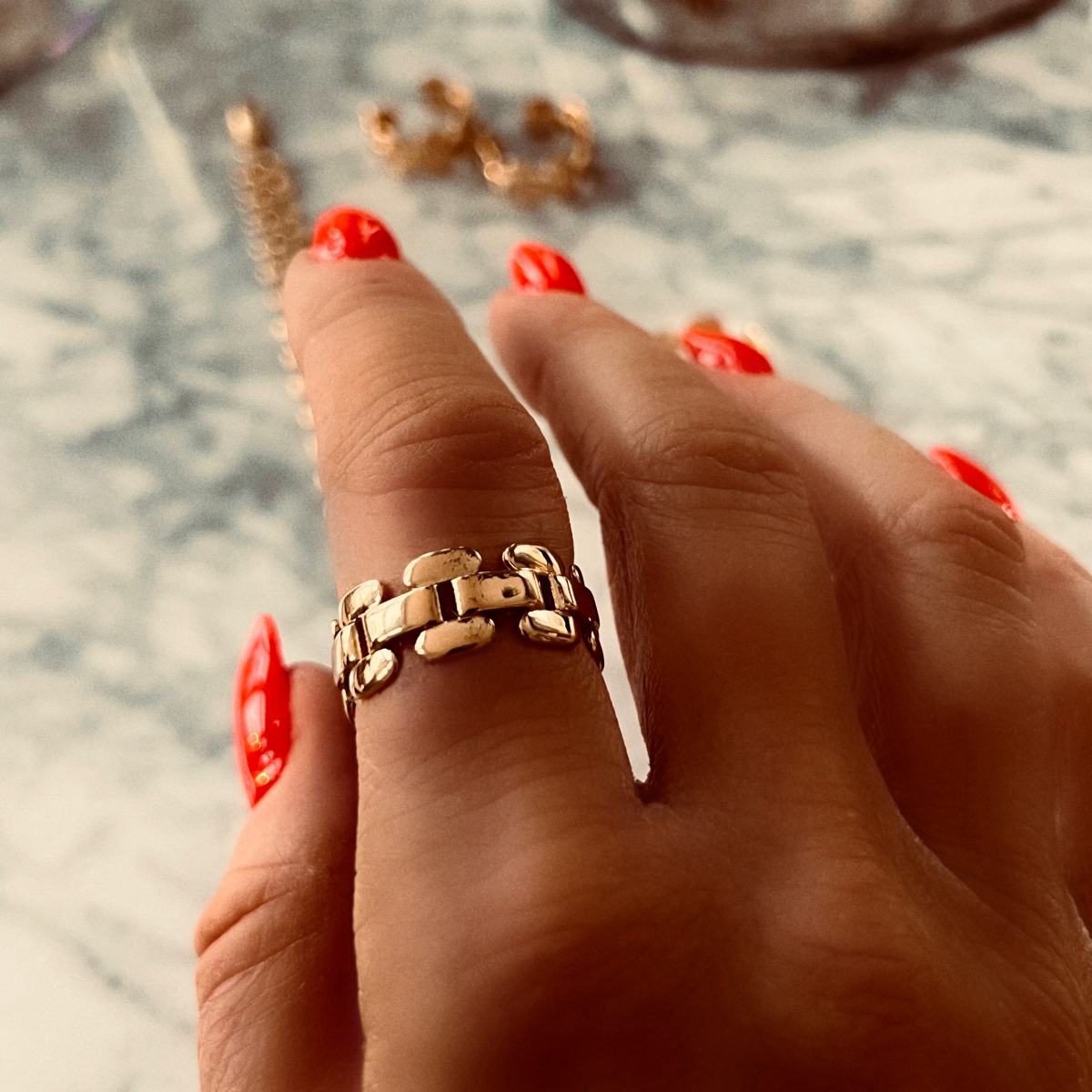 Guldring med små rektangulära länkar