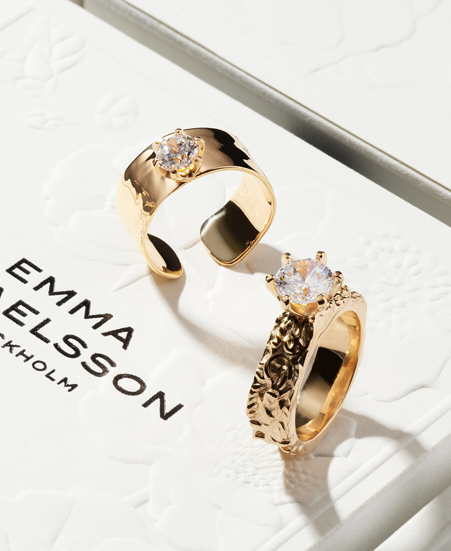 Smycken i guld från ring-kollection